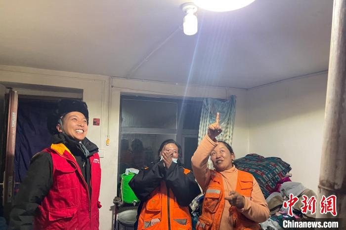 青藏公路109道班接入大網(wǎng)電?！?閆昱翰 　攝