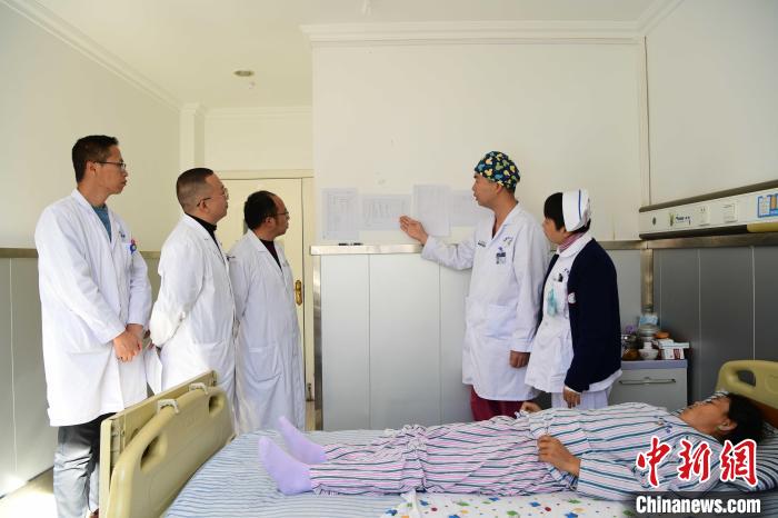 圖為何蔚副主任醫(yī)師(站右二)及團隊術(shù)后對患者的肌肉訓練、蛋白飲食等制定了每半日的康復計劃。　貢嘎來松 攝