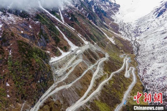 圖為嘎隆拉隧道南段，穿過(guò)該隧道后便正式進(jìn)入了墨脫縣范圍。