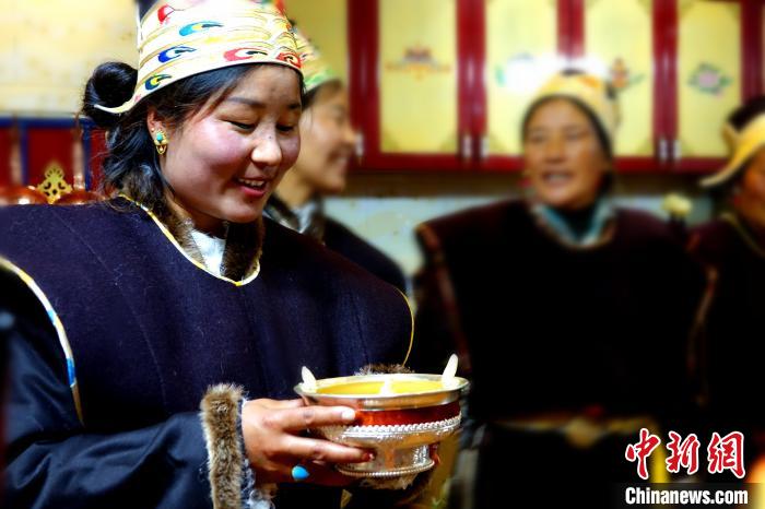 圖為藏族姑娘向客人敬酒?！∪轿木?攝