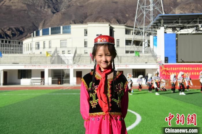 圖為加查縣安繞鎮(zhèn)小學(xué)回族學(xué)生馬萍?！∝暩聛?lái)松 攝