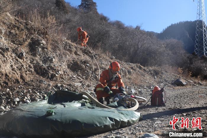 圖為參訓消防指戰(zhàn)員架設(shè)蓄水池?！〔际猩窒乐ш牻_縣中隊 攝