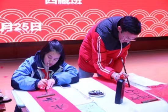 現(xiàn)場(chǎng)書(shū)寫(xiě)春聯(lián)。梁超攝