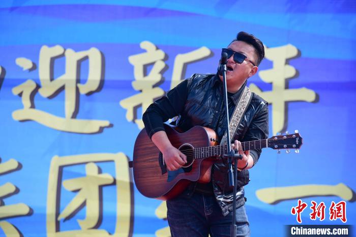 圖為文藝匯演現(xiàn)場(chǎng)。　貢嘎來(lái)松 攝