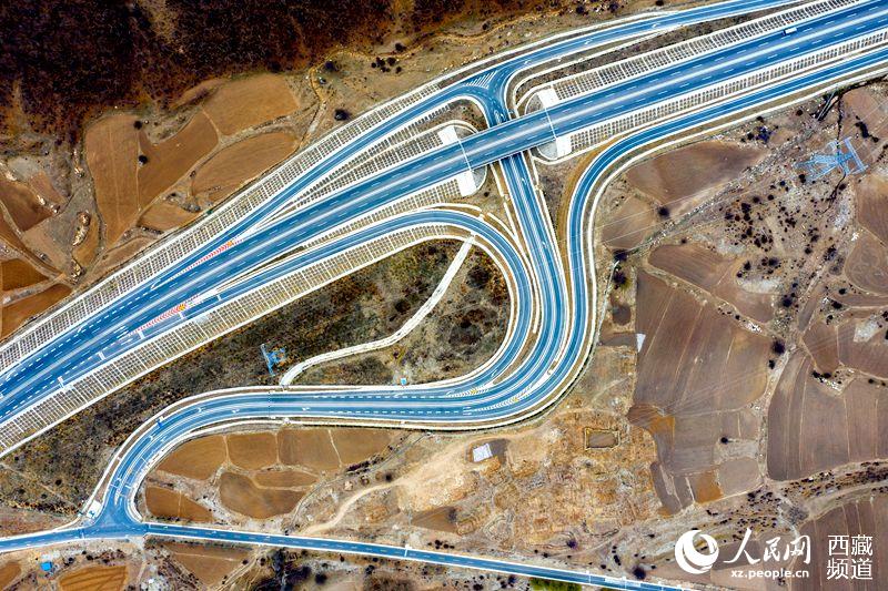 拉林高等級公路。徐馭堯攝