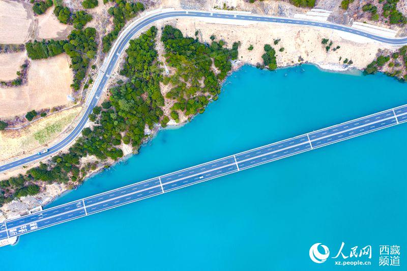 拉林高等級公路。徐馭堯攝