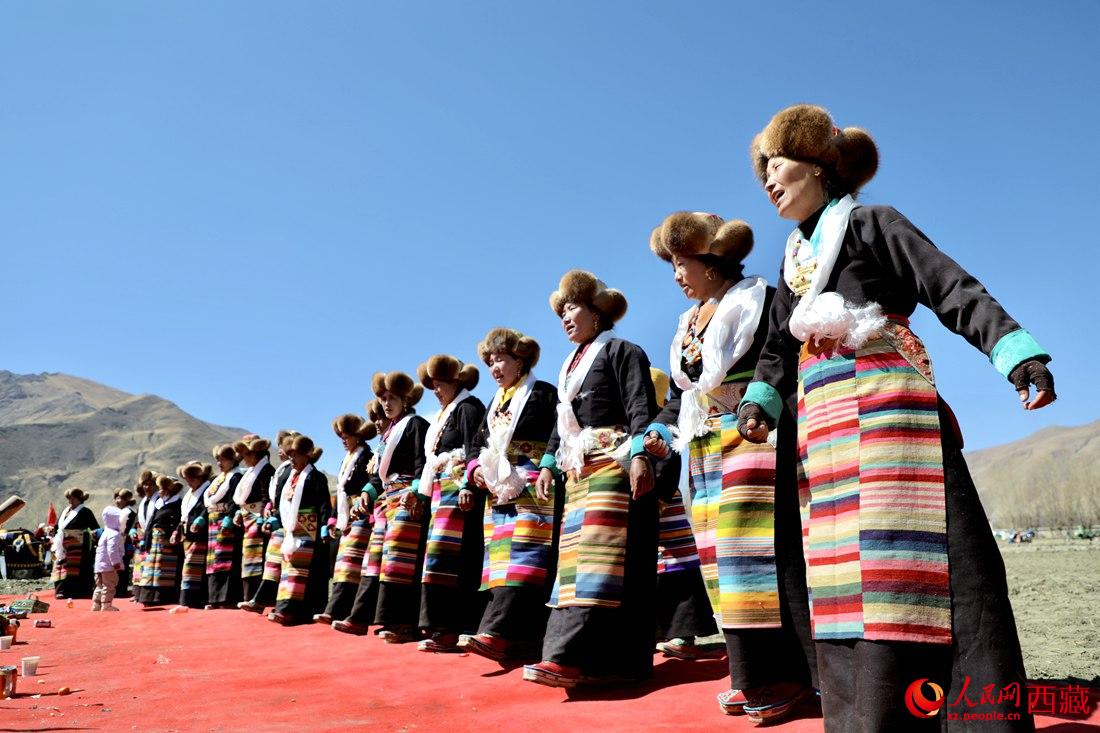 儀式結束后，農田上仍洋溢著喜慶氣氛，村民們邊唱邊跳起了鍋莊舞。人民網 次仁羅布攝