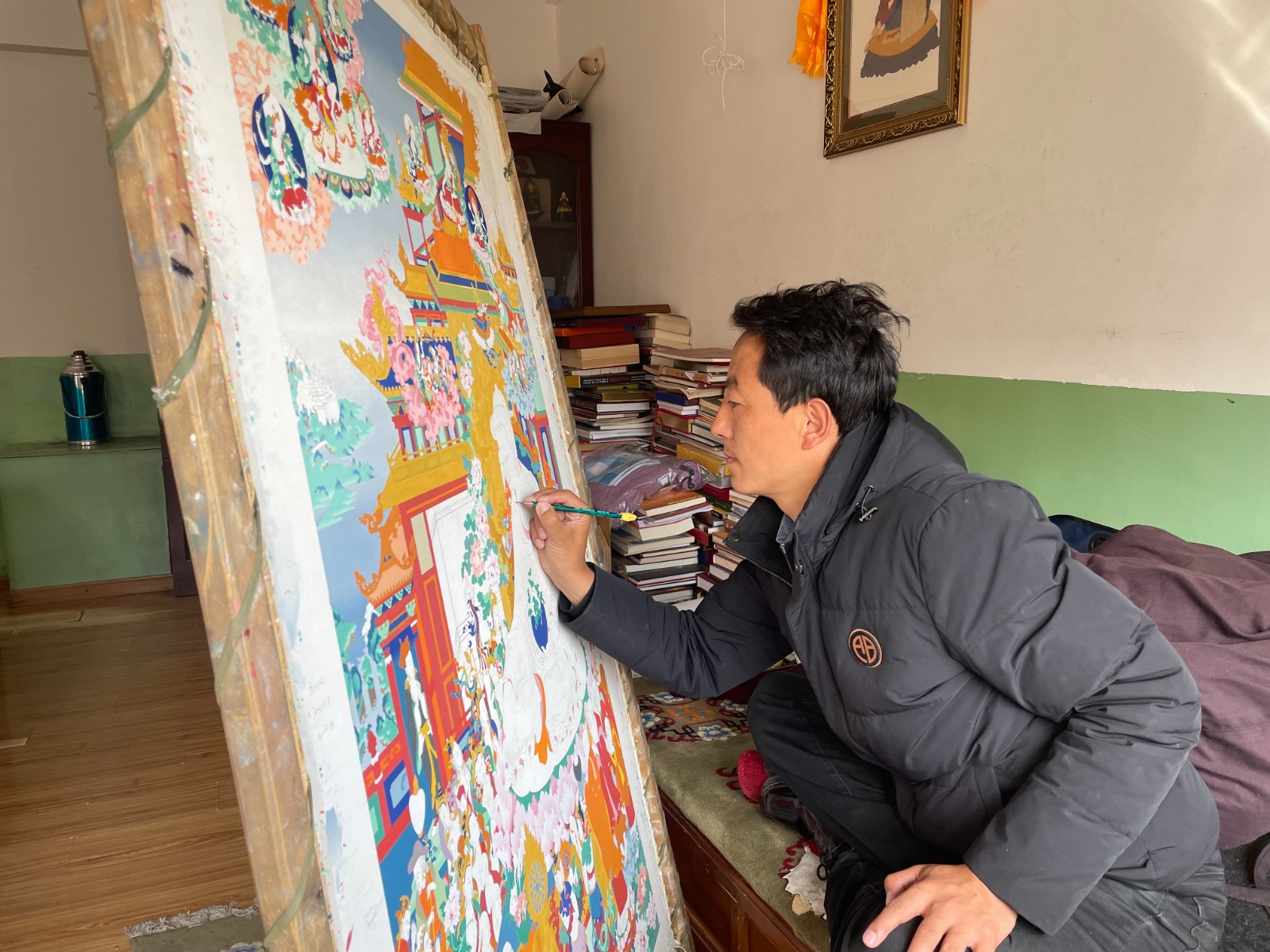 貢覺(jué)杰正在繪畫唐卡。1(1815009)-20220318090842.jpg