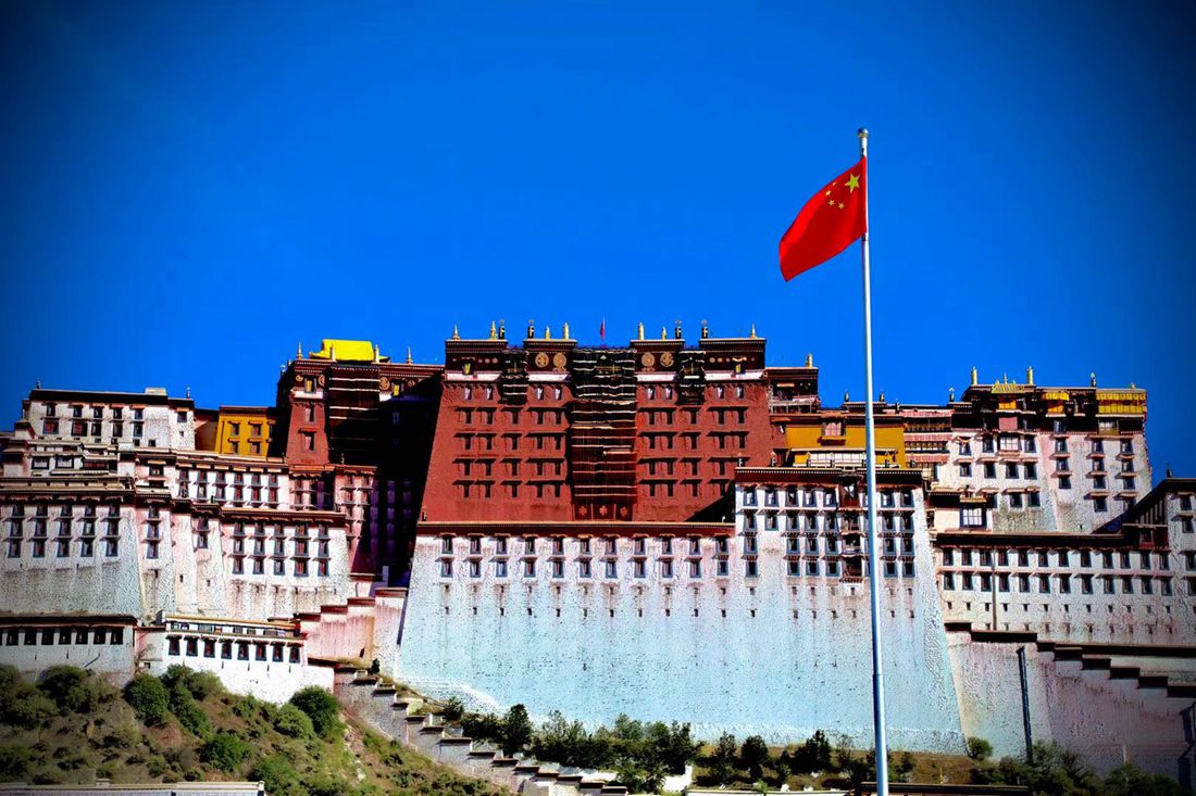 五星紅旗迎風(fēng)飄揚。人民網(wǎng) 次仁羅布攝