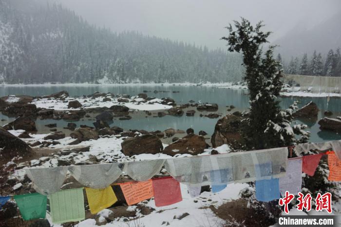 然烏湖春雪飄落?！∪轿木?攝