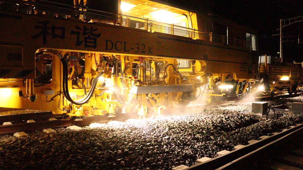 拉林鐵路迎來“大黃蜂”。祁國慶攝