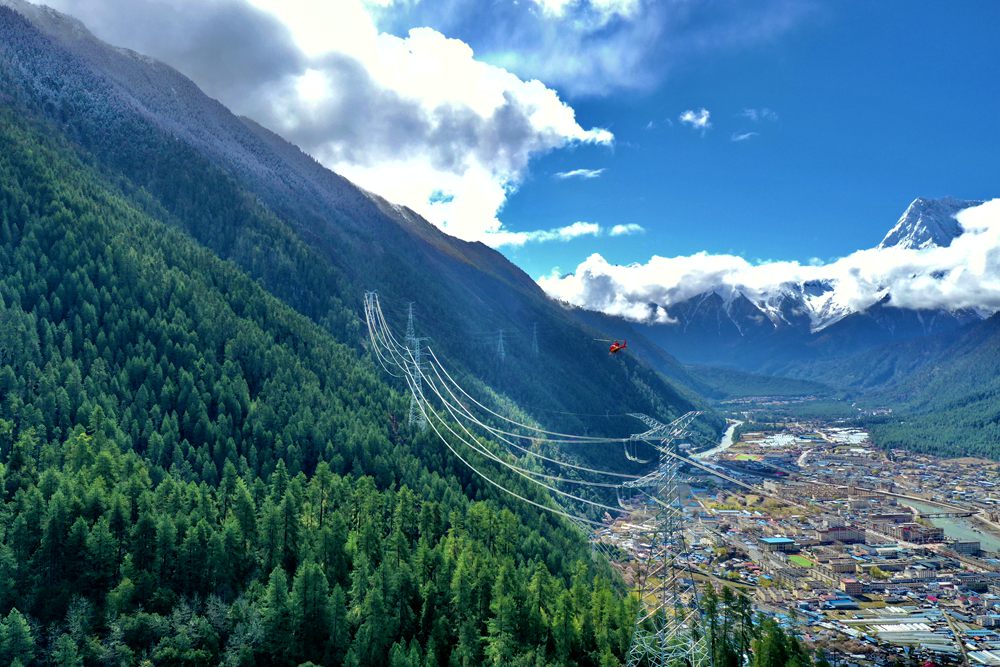 對波林線進(jìn)行巡視檢查。閆昱翰攝