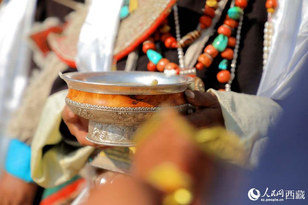 普蘭群眾展示當?shù)靥厣?。人民網(wǎng) 李海霞攝