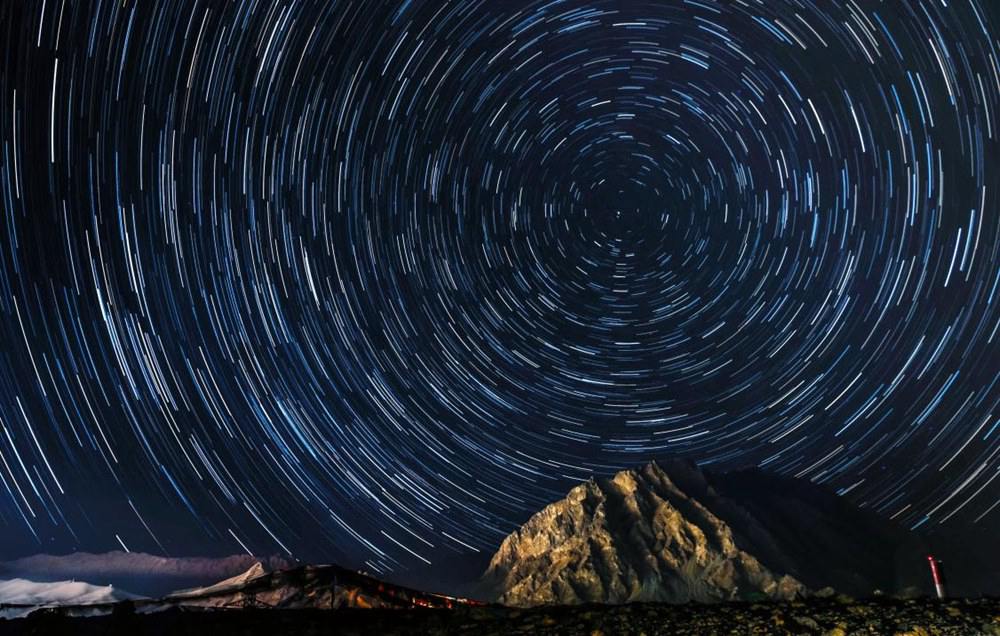 微微風(fēng)簇浪，散作滿河星。貢覺群培攝