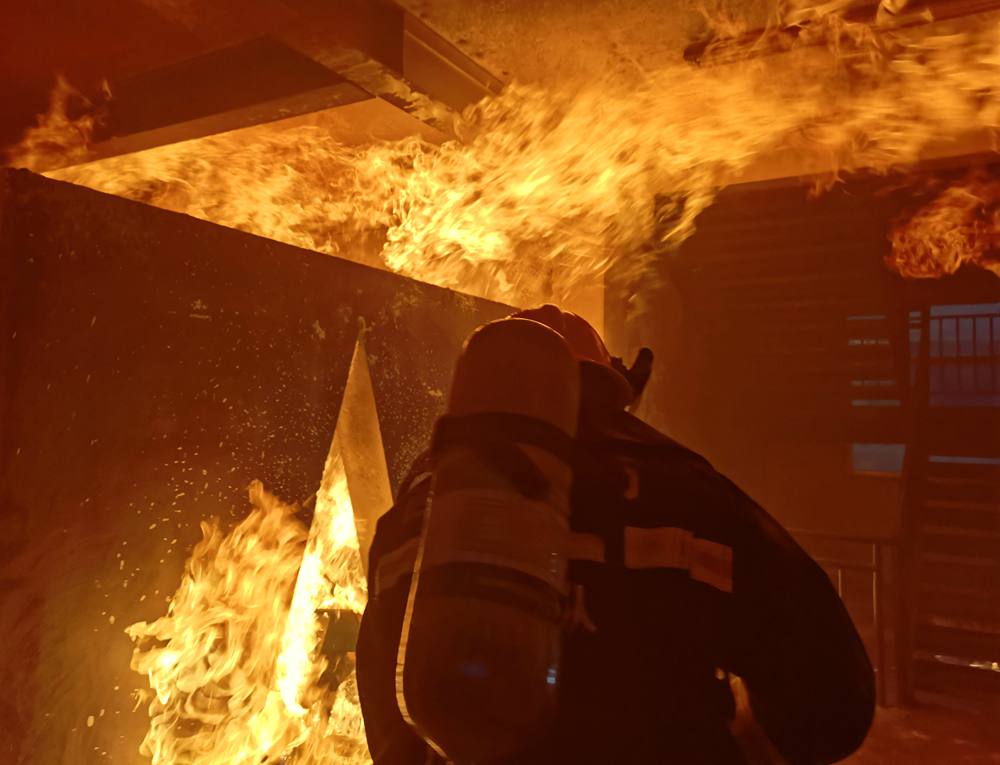 畫(huà)面“燃爆”。