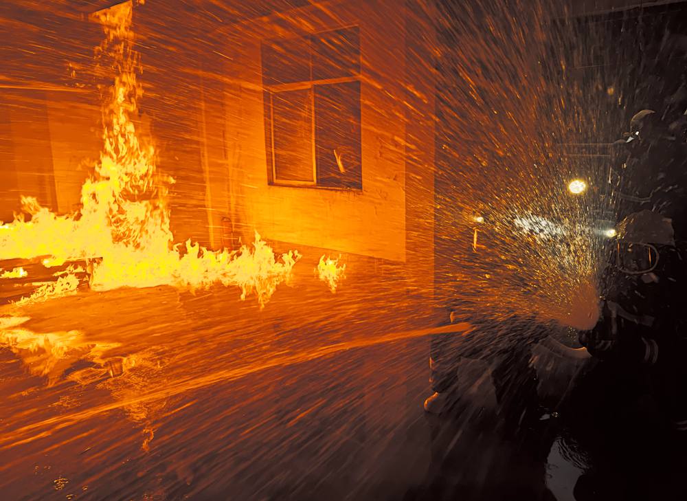 滅火救援演練，畫(huà)面震撼。