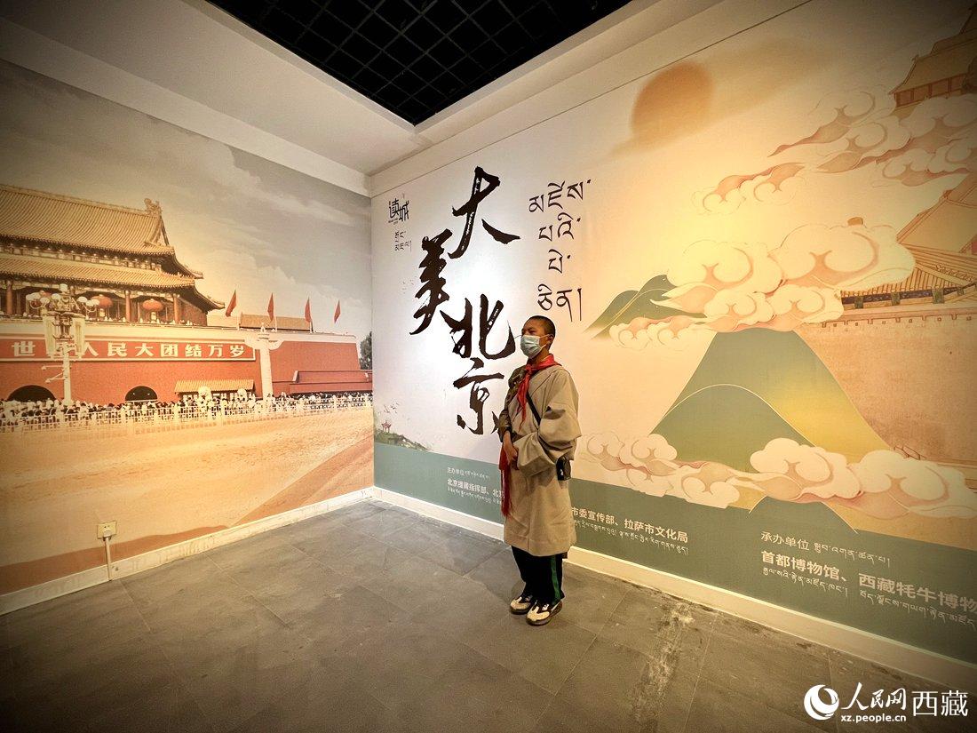 拉薩市北京實(shí)驗(yàn)中學(xué)的學(xué)生講解員進(jìn)行講解。人民網(wǎng) 次仁羅布攝