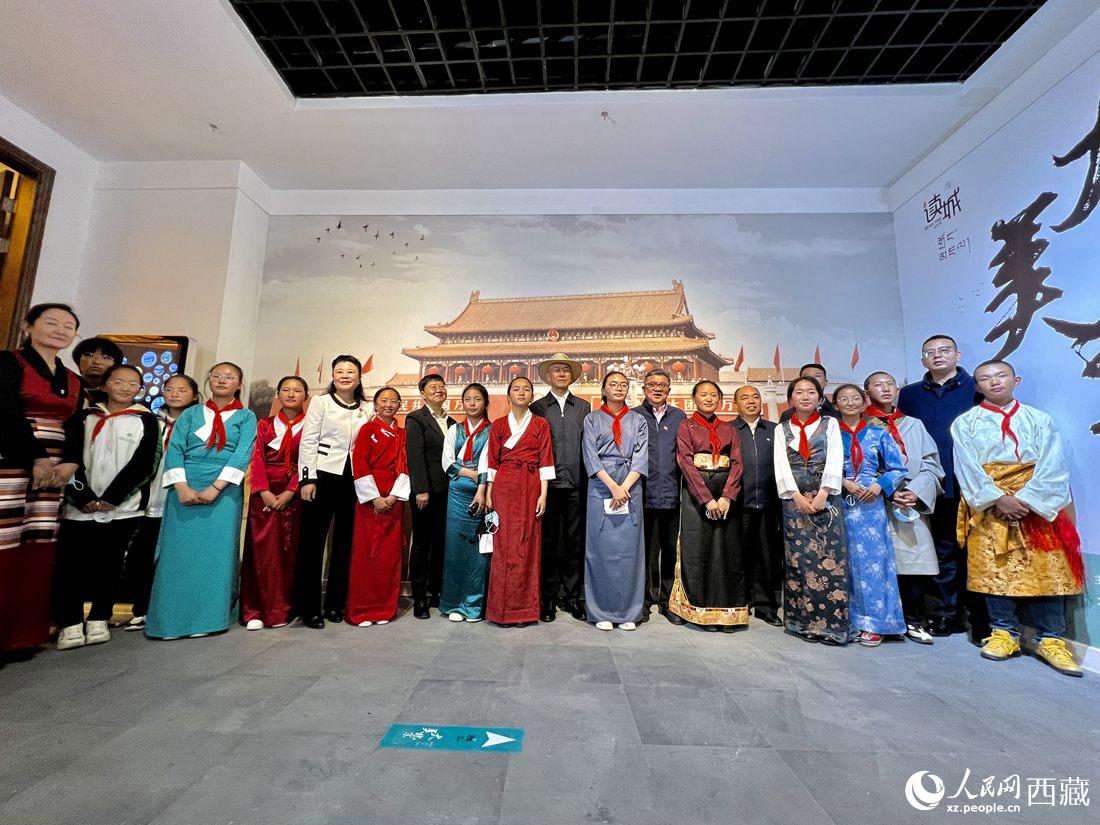 合影留念。人民網(wǎng) 次仁羅布攝