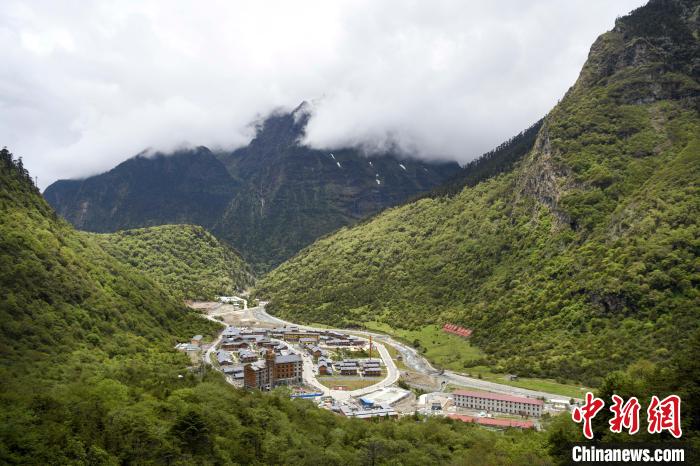 位于山間的玉麥鄉(xiāng)。