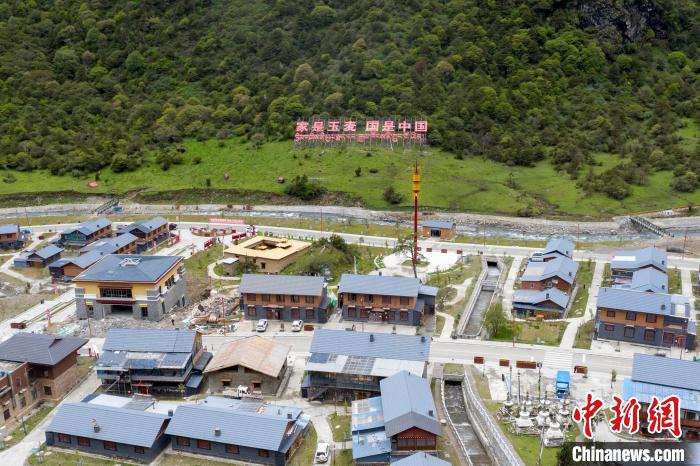 “家是玉麥 國是中國”的大字豎立在玉麥鄉(xiāng)旁的山腳上?！钊A峰 攝