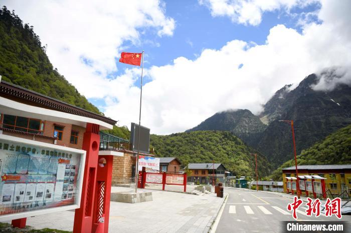 玉麥鄉(xiāng)內道路變成了硬化路?！钊A峰 攝