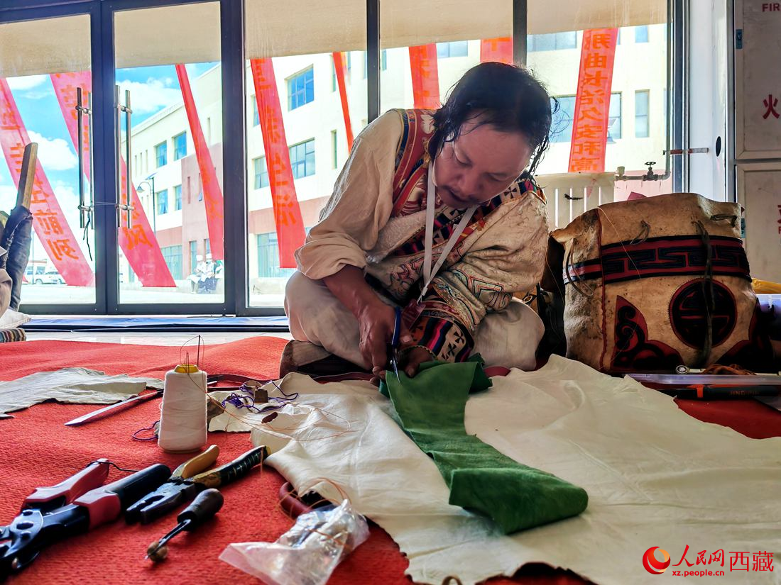 曾經(jīng)的放牛娃學(xué)得一身好手藝。人民網(wǎng) 李海霞攝