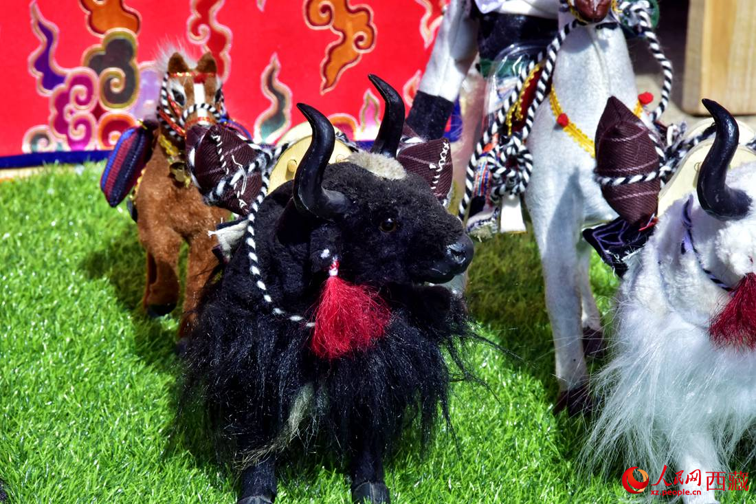 農(nóng)牧民制作的旅游紀(jì)念品。人民網(wǎng) 李海霞攝