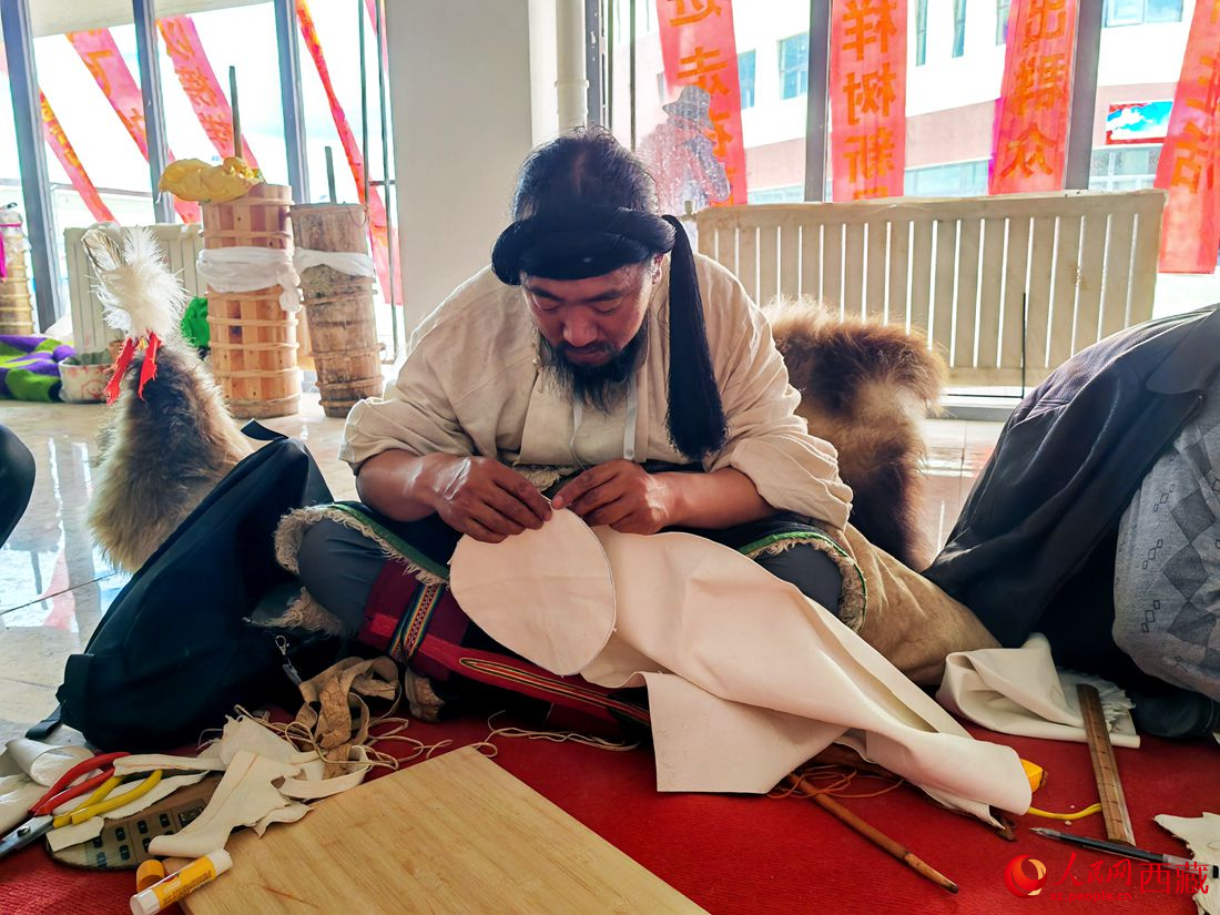 草原漢子變身裁縫。人民網(wǎng) 李海霞攝