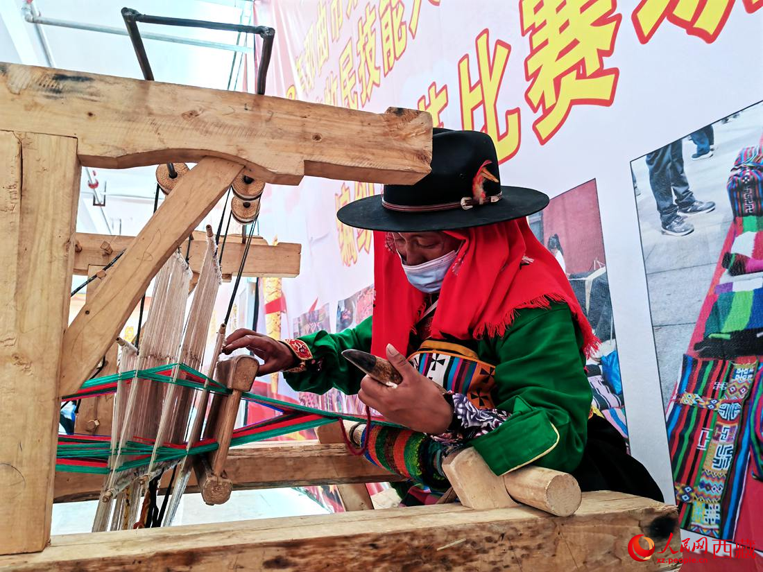 紡織手藝展示。人民網(wǎng) 李海霞攝
