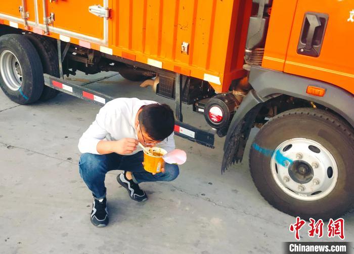 由于沿路疫情原因，閆光宇和朋友只能在服務區(qū)簡餐?！∴嵟?攝