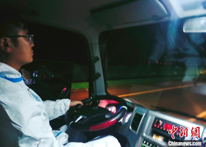 星夜疾馳，只為讓防疫物資早日抵達西藏?！∴嵟?攝