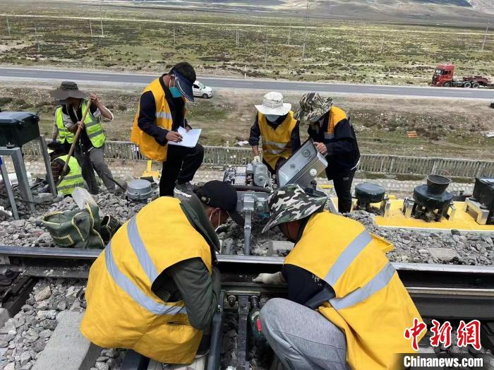 圖為青藏鐵路基礎(chǔ)設(shè)施“升級(jí)換代”施工現(xiàn)場(chǎng)?！‖F(xiàn)場(chǎng)作業(yè)人員供圖