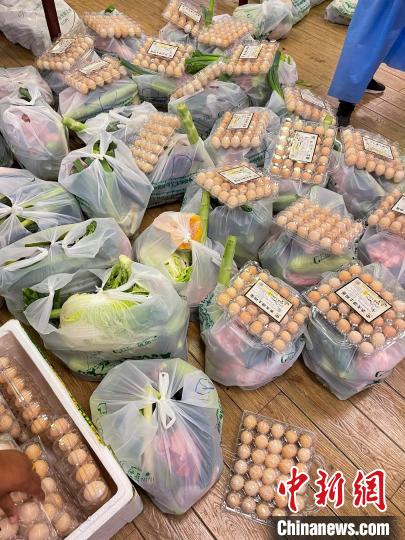 西藏格拉丹東超市疫情期間全力保障市場供應(yīng)?！∈茉L者供圖