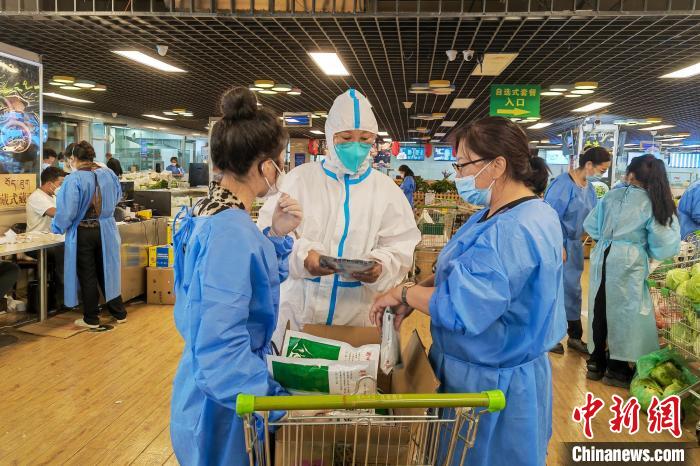 圖為疫情期間，西藏格拉丹東超市調(diào)配物資，保障市場供應(yīng)?！∈茉L者供圖