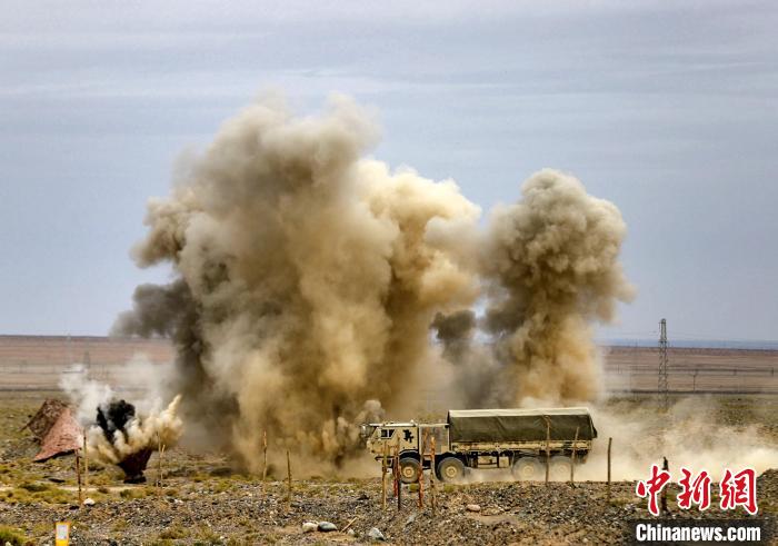 圖為模擬運輸分隊通過炮火路段?！?王先鋒 攝