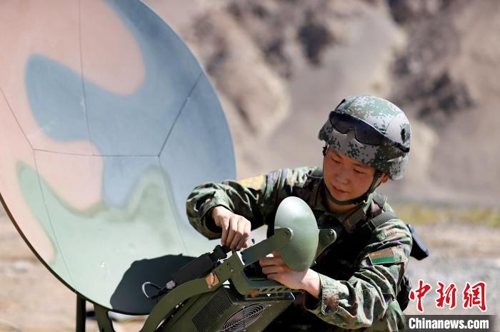 圖為官兵進行衛(wèi)星通訊架設?！?鄒寧寧 攝