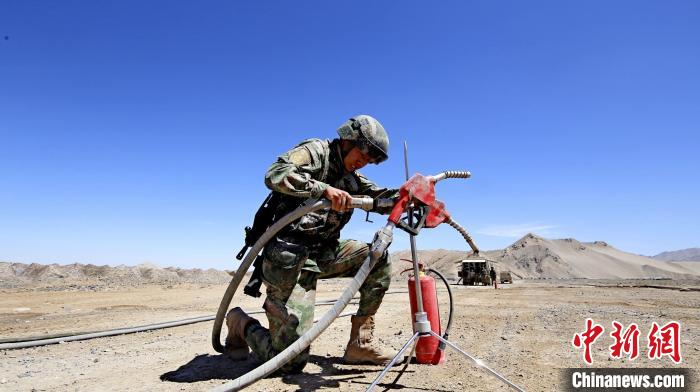 圖為官兵為群車加油?！?胡吉容 攝