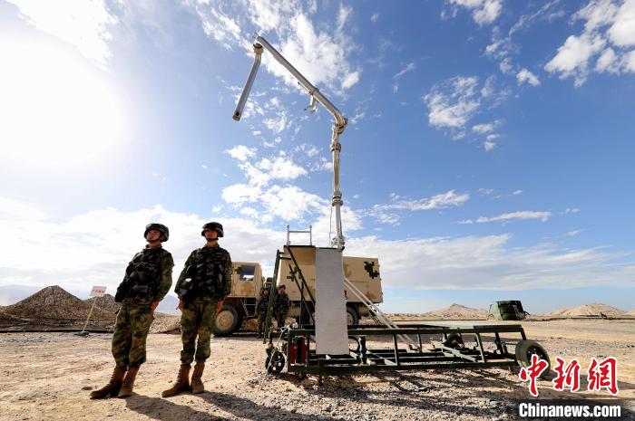 圖為野戰(zhàn)油庫開設?！?唐 堯 攝