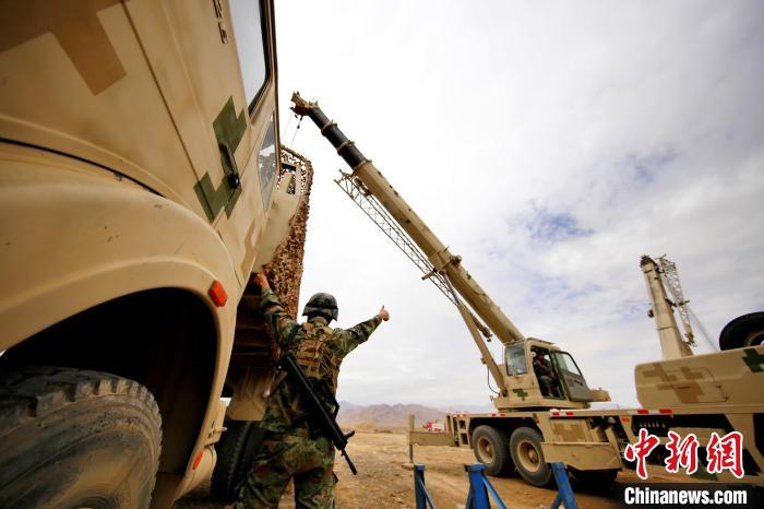 圖為野戰(zhàn)車輛搶修環(huán)節(jié)。　 祁漢智 攝