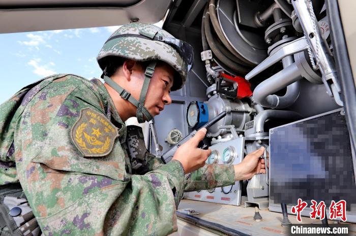 圖為群車加油科目演練現(xiàn)場。　 王先鋒 攝