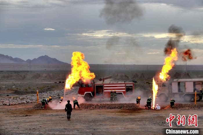 圖為野戰(zhàn)管線搶修?！?鄒寧寧 攝