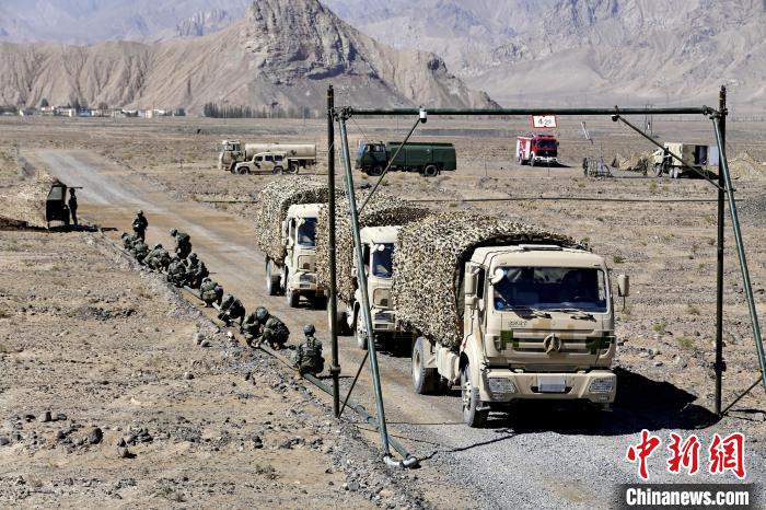 圖為野戰(zhàn)管線鋪設?！〕套颖?攝