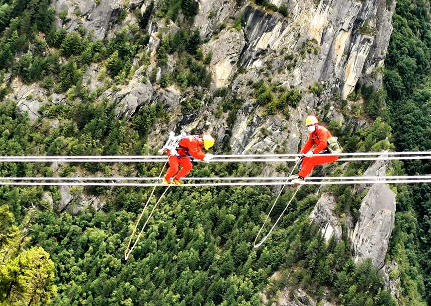 9月15日，電力檢修人員開展左波線米堆冰川段導(dǎo)線扭絞處理走線作業(yè)。旦尼攝