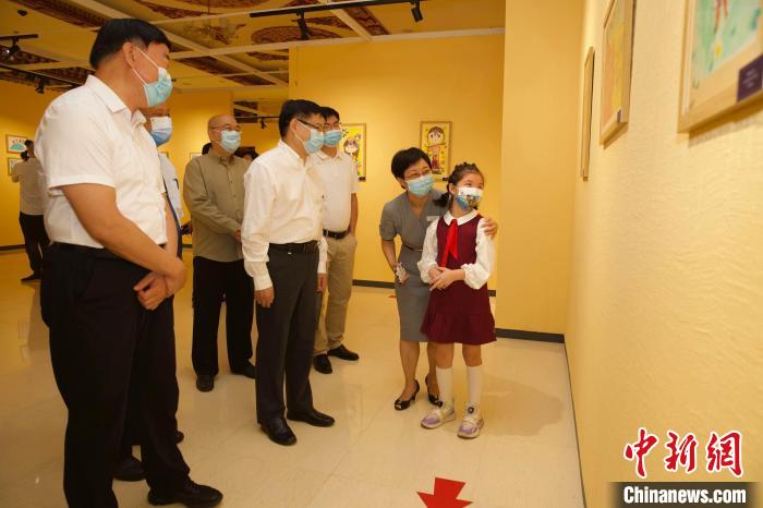 圖為與會(huì)嘉賓與入選畫作的“小作者”們一同觀展?！≈袊?guó)藏學(xué)研究中心供圖