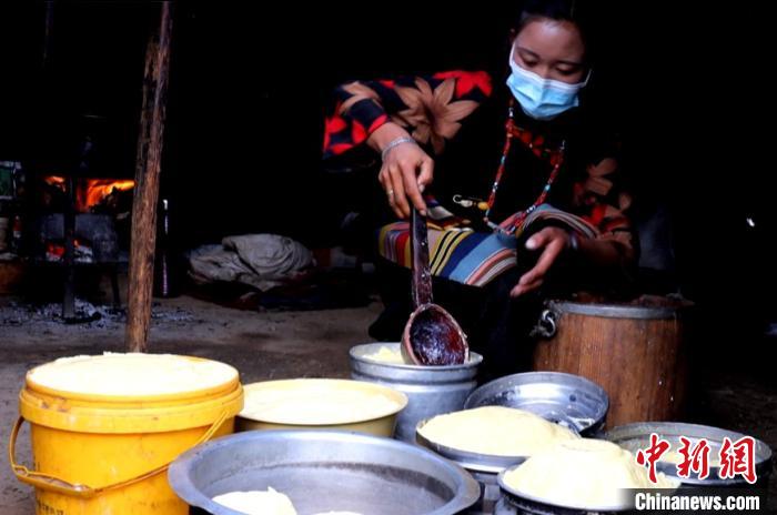 圖為牧民正在制作酥油。　日喀則文聯(lián)供圖