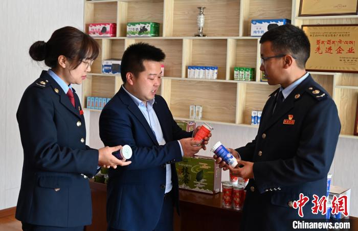 圖為林芝稅務(wù)部門上門了解企業(yè)情況，并宣講稅收政策。資料圖 趙朗 攝