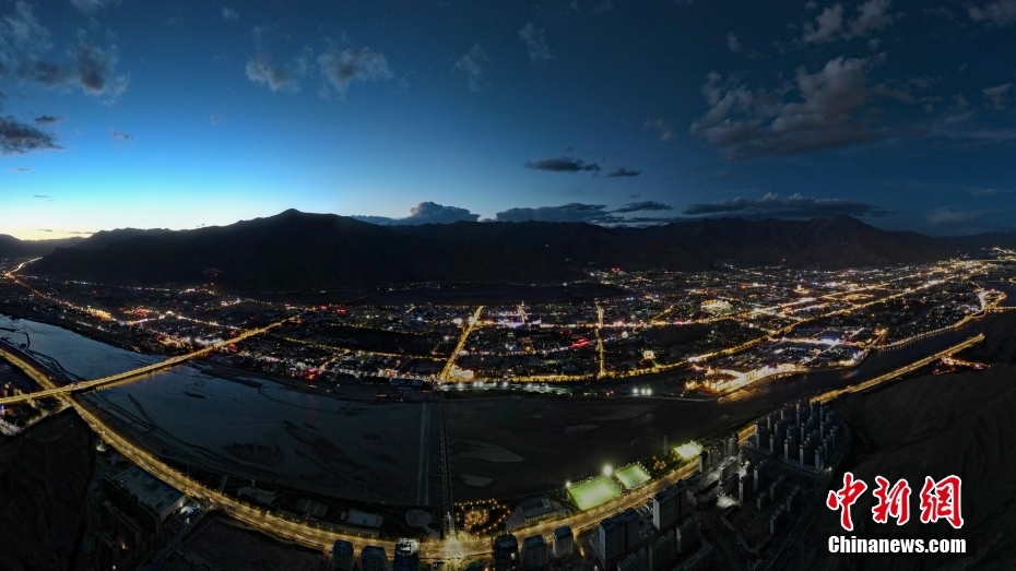 資料圖為2020年6月10日，拉薩城市入夜，燈光點(diǎn)亮高原古城夜色。（無(wú)人機(jī)畫(huà)面） <a target='_blank' href='/'><p  align=