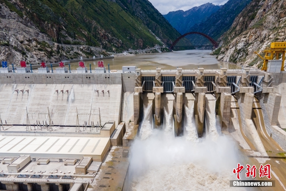 資料圖為2021年8月7日，西藏山南雅魯藏布江上的藏木水電站。（無(wú)人機(jī)畫(huà)面） <a target='_blank' href='/'><p  align=