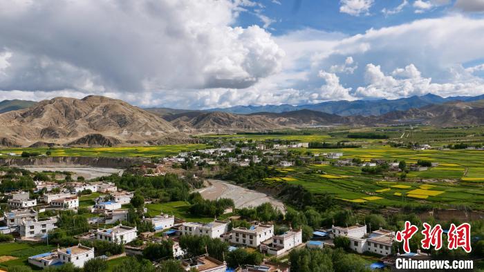 圖為依地形而建的西藏拉薩市尼木縣村居?！≈x牧 攝