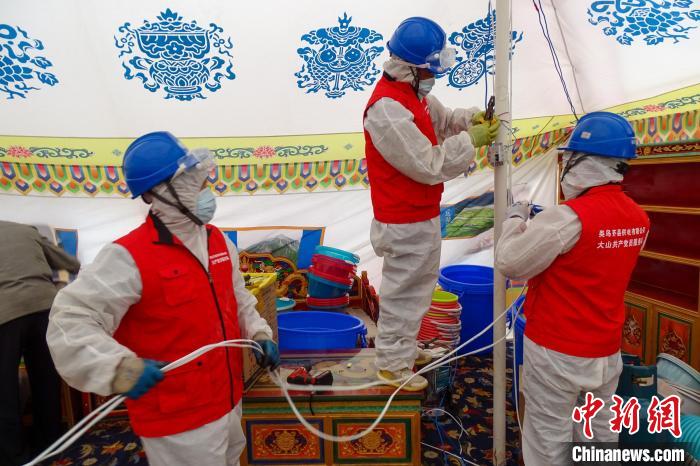 圖為西藏類烏齊縣供電部門為臨時隔離點50頂帳篷進(jìn)行用電接入。　洛松登珠 攝